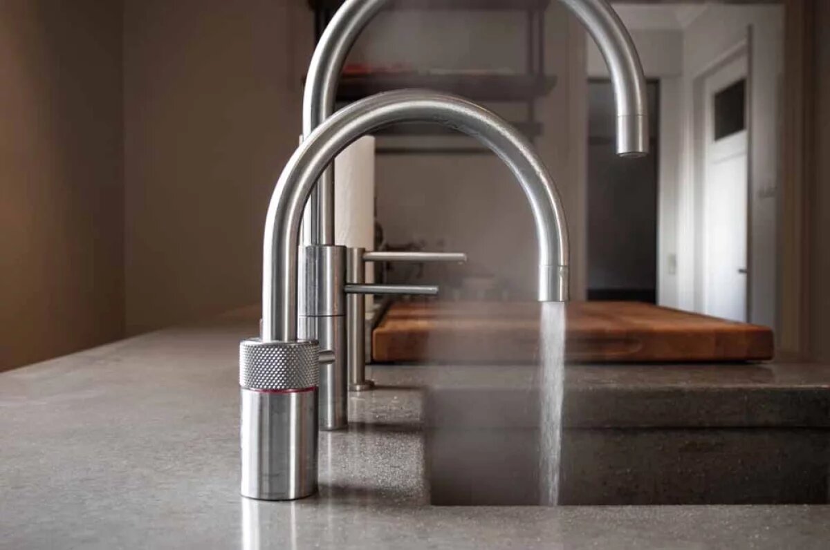    Тариф горячей воды — в среднем 180–200 рублей за кубометр.