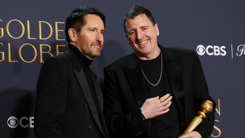 Трент Резнор и Аттикус Росс, победители в номинации «Лучший оригинальный саундтрек к фильму» за «Претендентов», на 82-й ежегодной церемонии вручения премии «Золотой глобус» в Беверли-Хиллз, Калифорния, 2025.📷Фото: Kevin Mazur / Getty Images