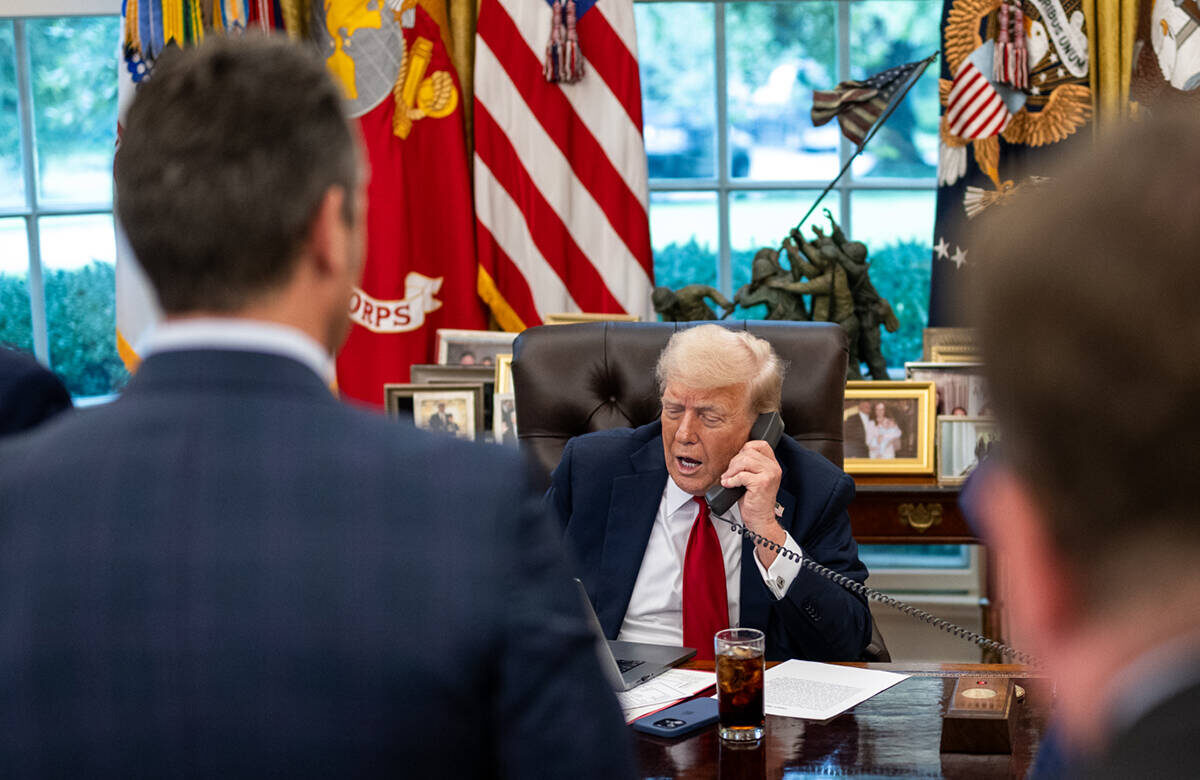 В разгар переговоров президенты России и США Владимир Путин и Дональд Трамп снова пообщались по телефонуФото: © The White House
