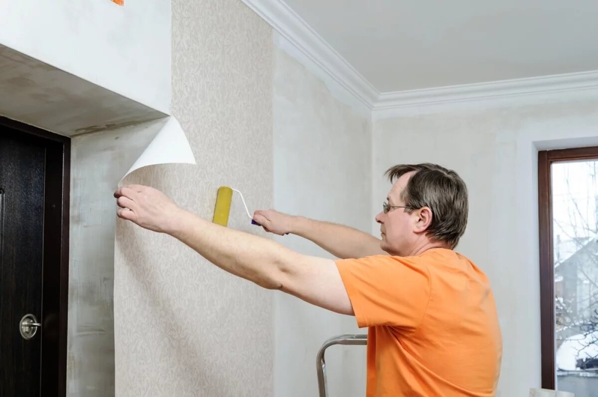    В 2025 году в Москве расценки на поклейку обоев колеблются в диапазоне от 400 до 700 рублей за квадратный метр.