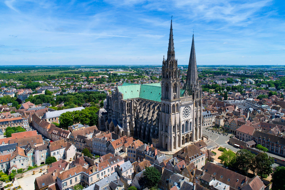 Нотр-Дам-де-Шартр — один из самых красивых готических соборов Европы