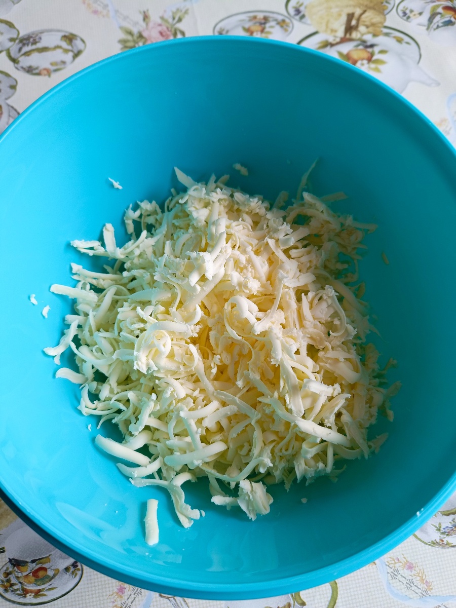 Масло из морозилки трём на тёрке. Фото автора 