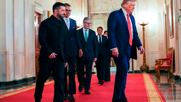    Киев отклоняет предложение, переданное Путиным Трампу в Анкоридже, о заморозке текущей линии соприкосновения при условии вывода украинских войск из восточных регионов - Донецкой и Луганской областей. Фото: Aaron Schwartz - Pool via CNP/Keystone Press Agency/Globallookpress