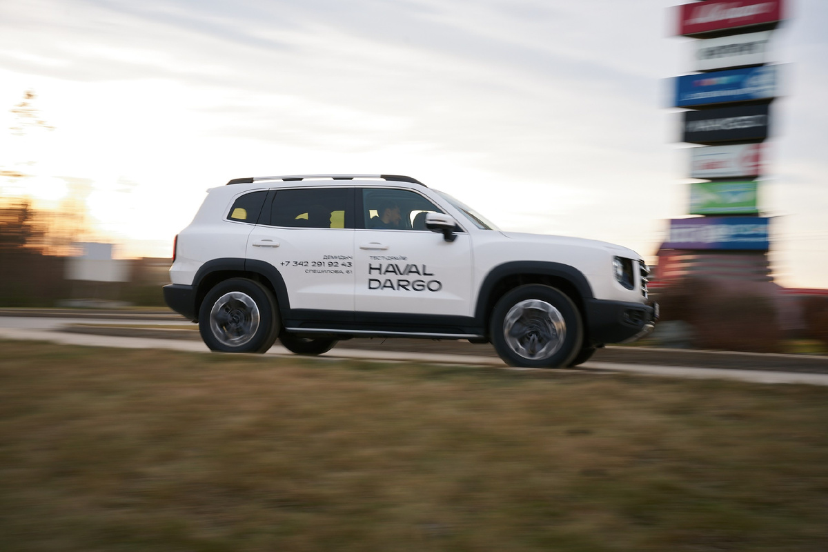 В комплектациях Elite, Premium и Tech Plus привод может автоматически подключать заднюю ось через электро‑ или механико‑управляемую муфту, обеспечивая оптимальное распределение тяги