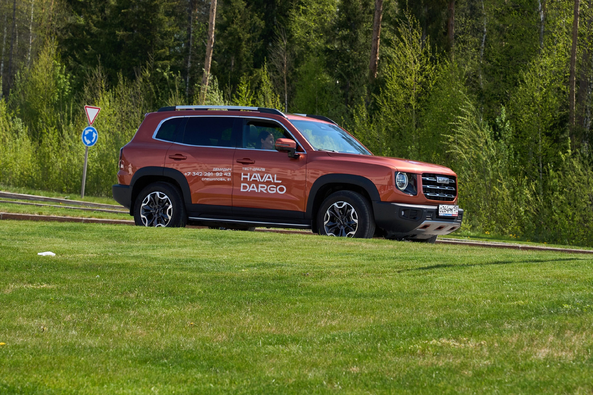 Пользователи отмечают уверенное поведение на грунтовых дорогах, а также хорошую управляемость на разбитом асфальте. Турбомотор обеспечивает достаточную динамику для обгонов, а DCT-робот переключается плавно