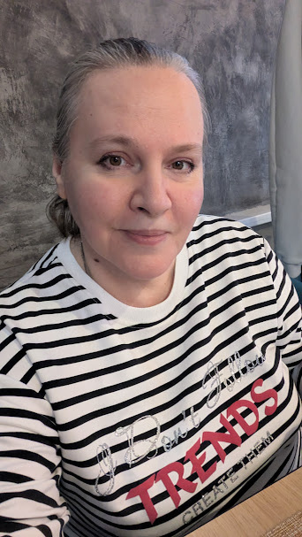 Селфи в полосатой толстовке