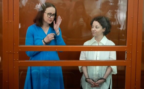   Светлана Петрийчук и Евгения Беркович (Фото: Александр Земляниченко / AP / ТАСС)