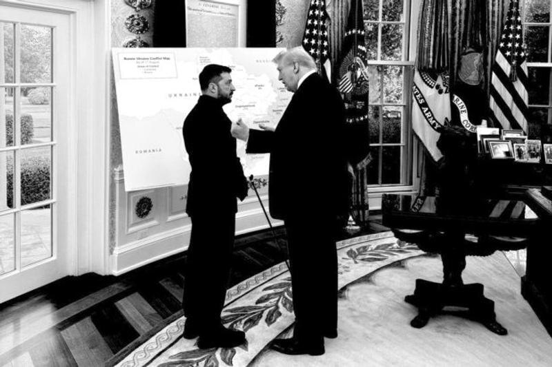    Такую черно-белую фотографию возле карты опубликовал официальный Белый дом