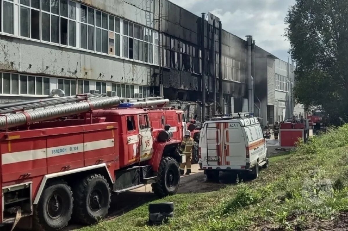    Под Самарой тушили большой пожар в производящем полиэтиленовую пленку цехе