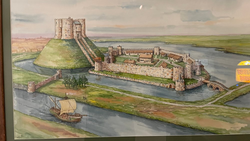 Йоркский замок https://www.tripadvisor.ru/Attraction_Review-g186346-d207905-Reviews-Clifford_s_Tower-York_North_Yorkshire_England.html