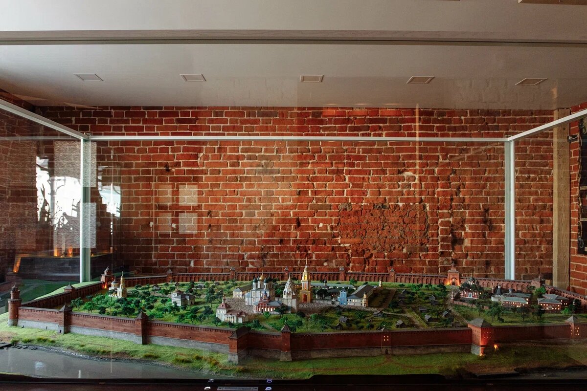 На заднем фоне - кирпичи стен Коломенского Кремля.