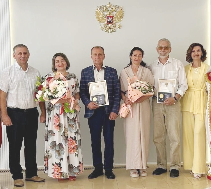 После награждения (слева направо): Сергей Крохалев, Светлана и Вячеслав Корягины, Галина и Игорь Кожуховы, Юлия Лепихина