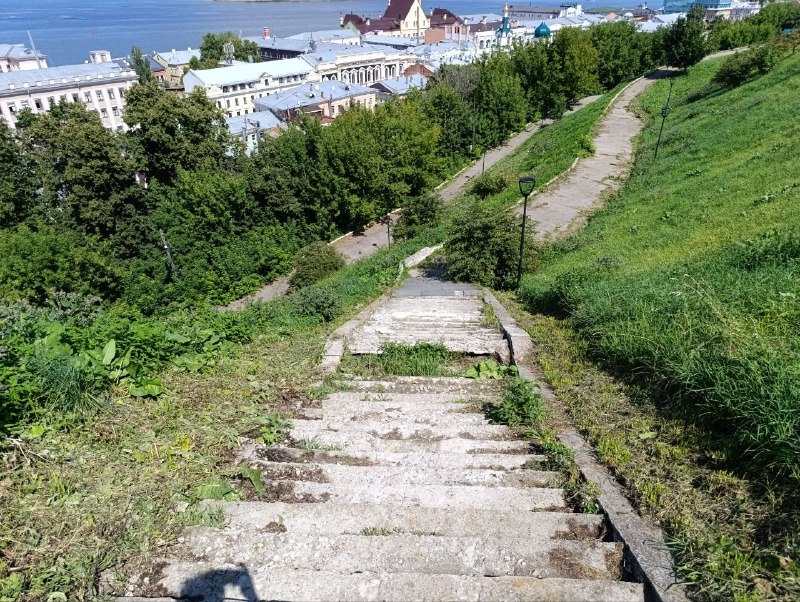 Вот по такой. Да, там была нормальная новая лестница, но это же скучно.
