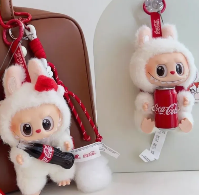 2 варианта Лабубу с Колой: стоящий с бутылкой или сидячий с банкой.