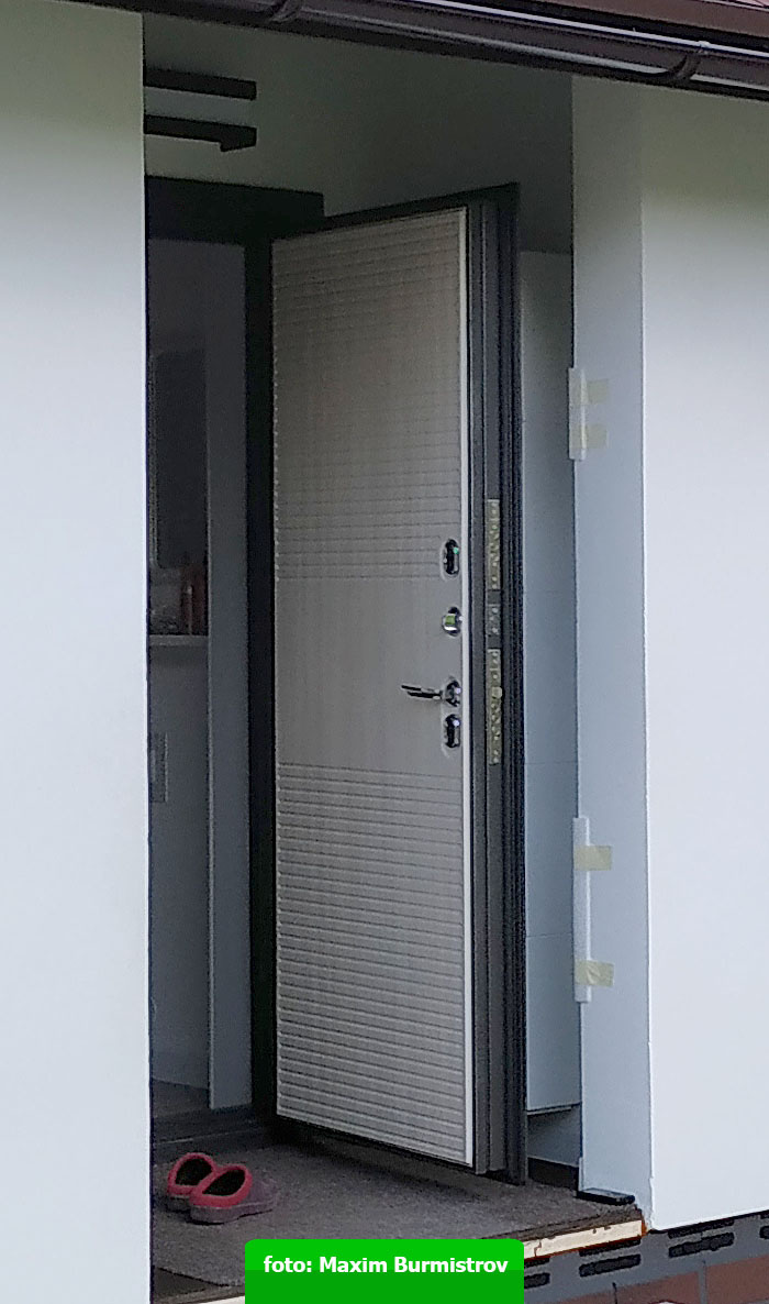 Простое решение справляется с задачей, но эстетически выглядит откровенно плохо.