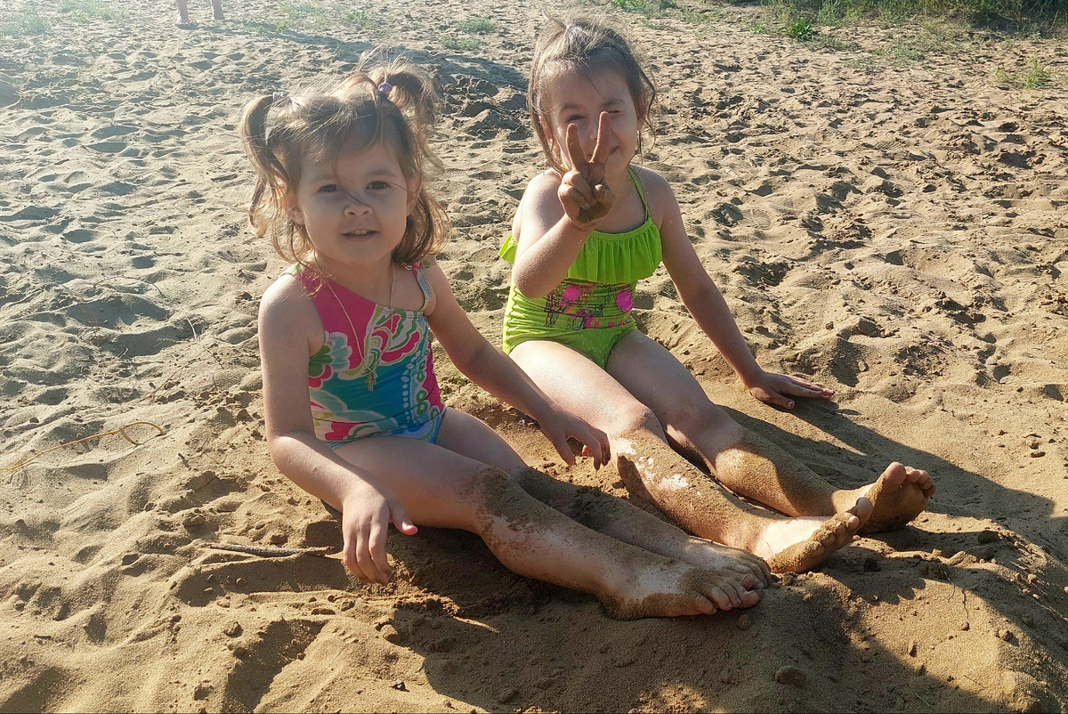 На пляже в деревне. Купались и отдыхали сколько хотелось и моглось 