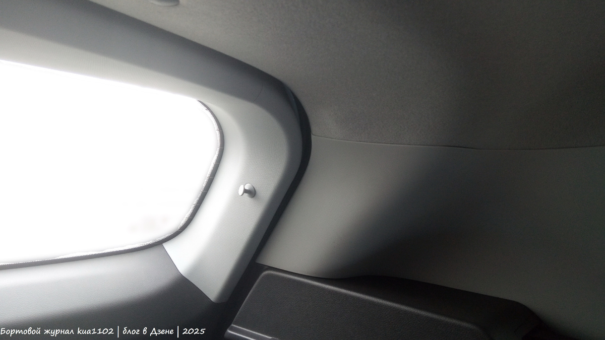 На крышке багажника имеются держатели для шнурков полки. Автор фотографии kua1102