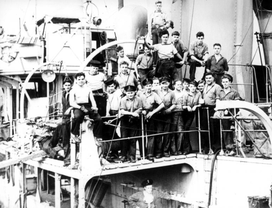 Групповое фото офицеров и матросов канадского корвета «Матапедиа» на борту