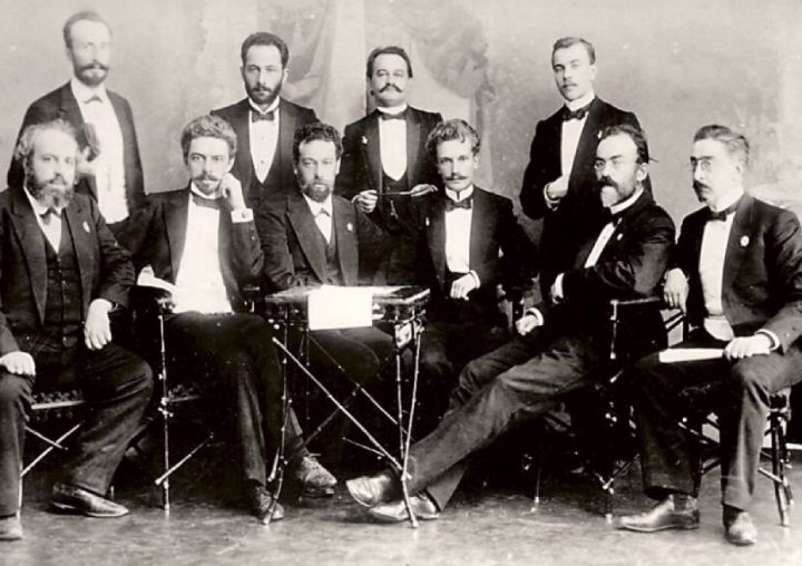 Андрей Вышинский (первый справа во втором ряду)