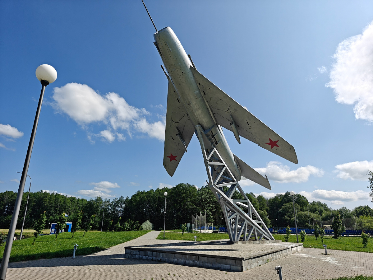 МиГ-19С (изделие СМ-9/заводской № 3793774/Новосибирский авиационный завод (НАЗ) имени В. П. Чкалова). 1956-1957.
Гродненская область, Щучинский район, г. Щучин