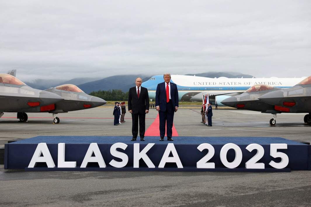 Президент РФ Владимир Путин и президент США Дональд Трамп во время встречи на военной базе Эльмендорф-Ричардсон на Аляске
Фото: REUTERS/Kevin Lamarque