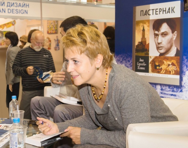 Анна Юрьевна Сергеева-Клятис на презентации своей книги о Пастернаке в ЖЗЛ малая серия (изд-во "Молодая гвардия") на ММКВЯ. (фото Валерий Иванов).
