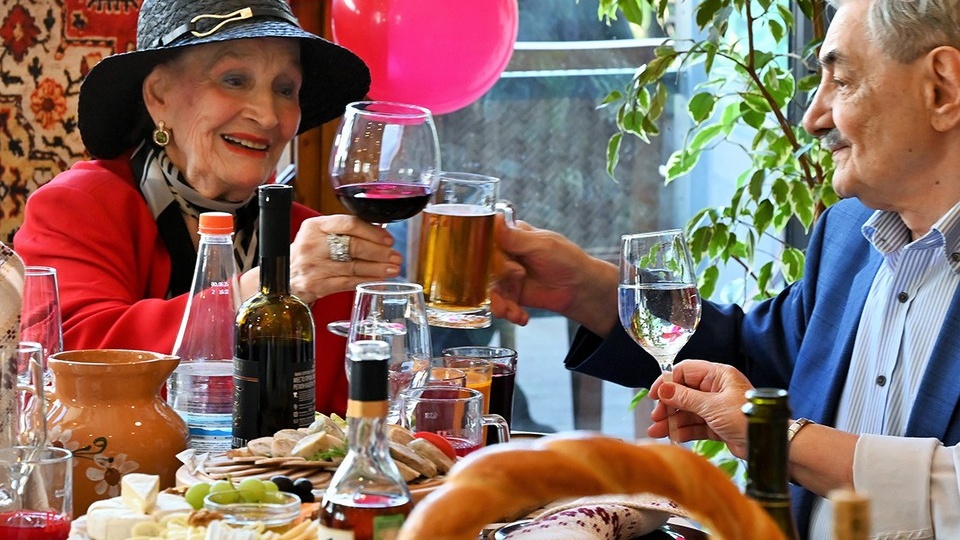 Разговоры по душам и торт-медовик для самых близких: как народная артистка РСФСР Людмила Хитяева отпраздновала 95-летие