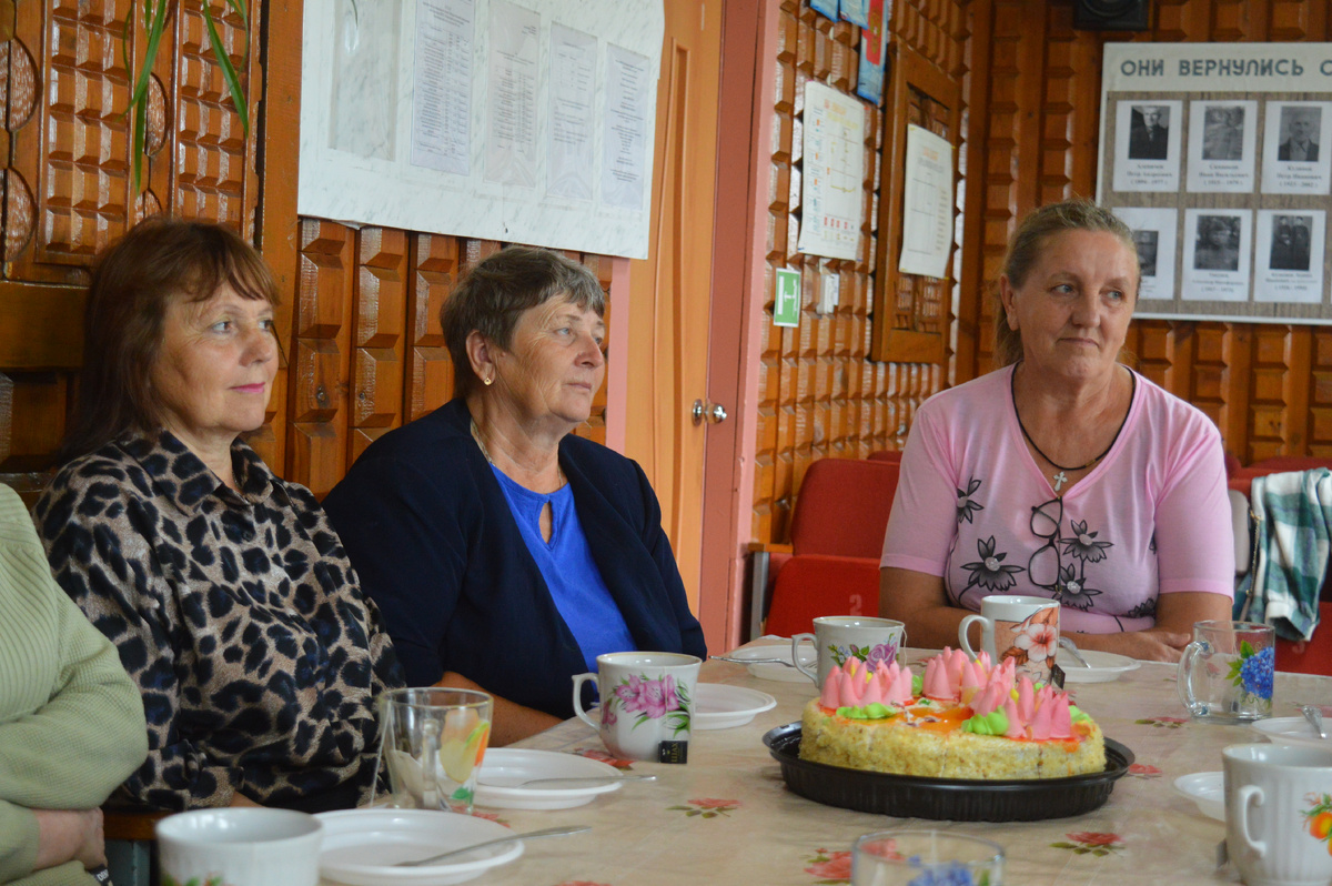 Женщины из тамбовского села Нарышкино организовали мастерскую по плетению маскировочных сеитей в зону СВО