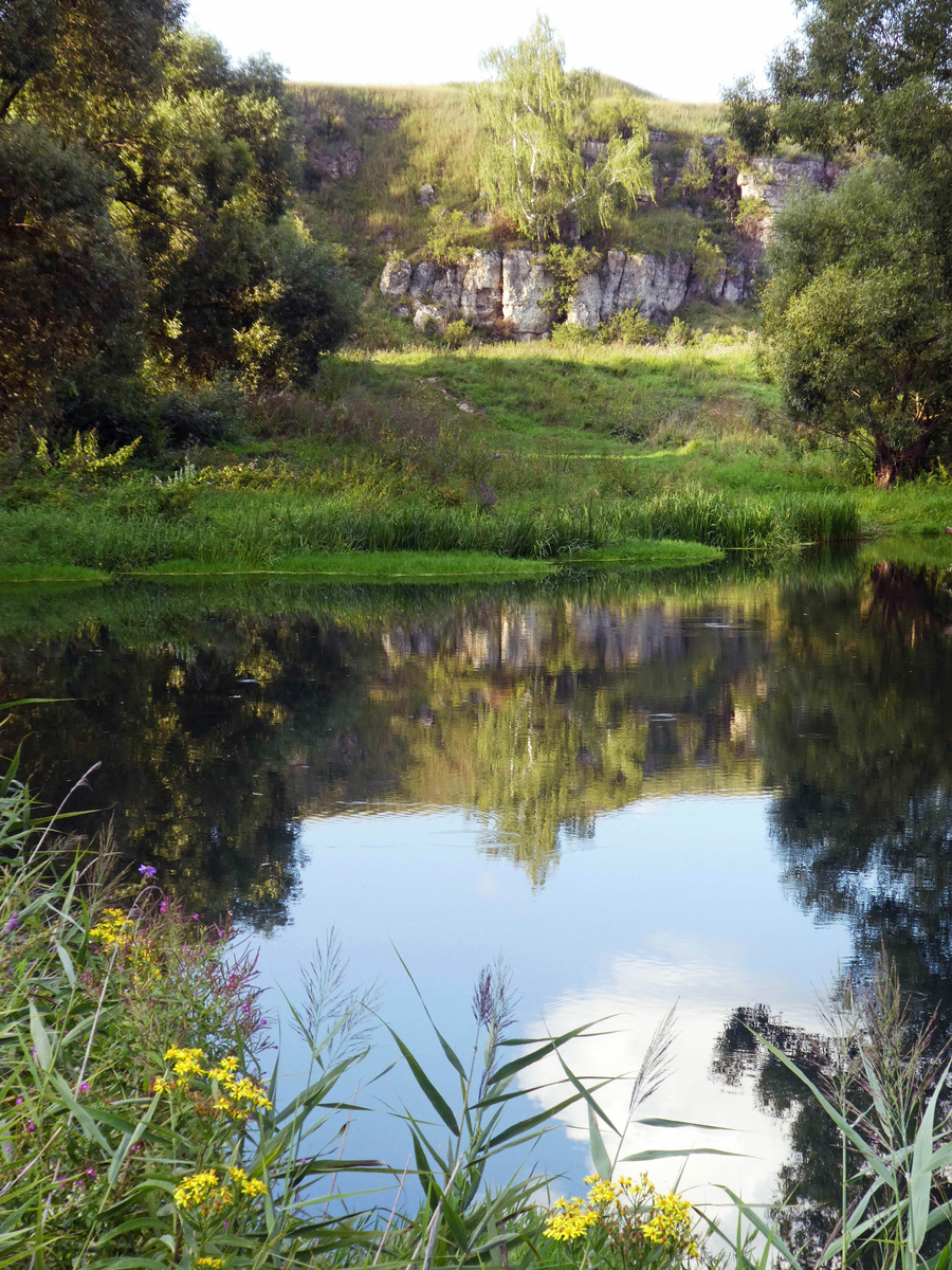 Белые скалы скрывают подземный ход из верхнего города к реке. Фото автора.