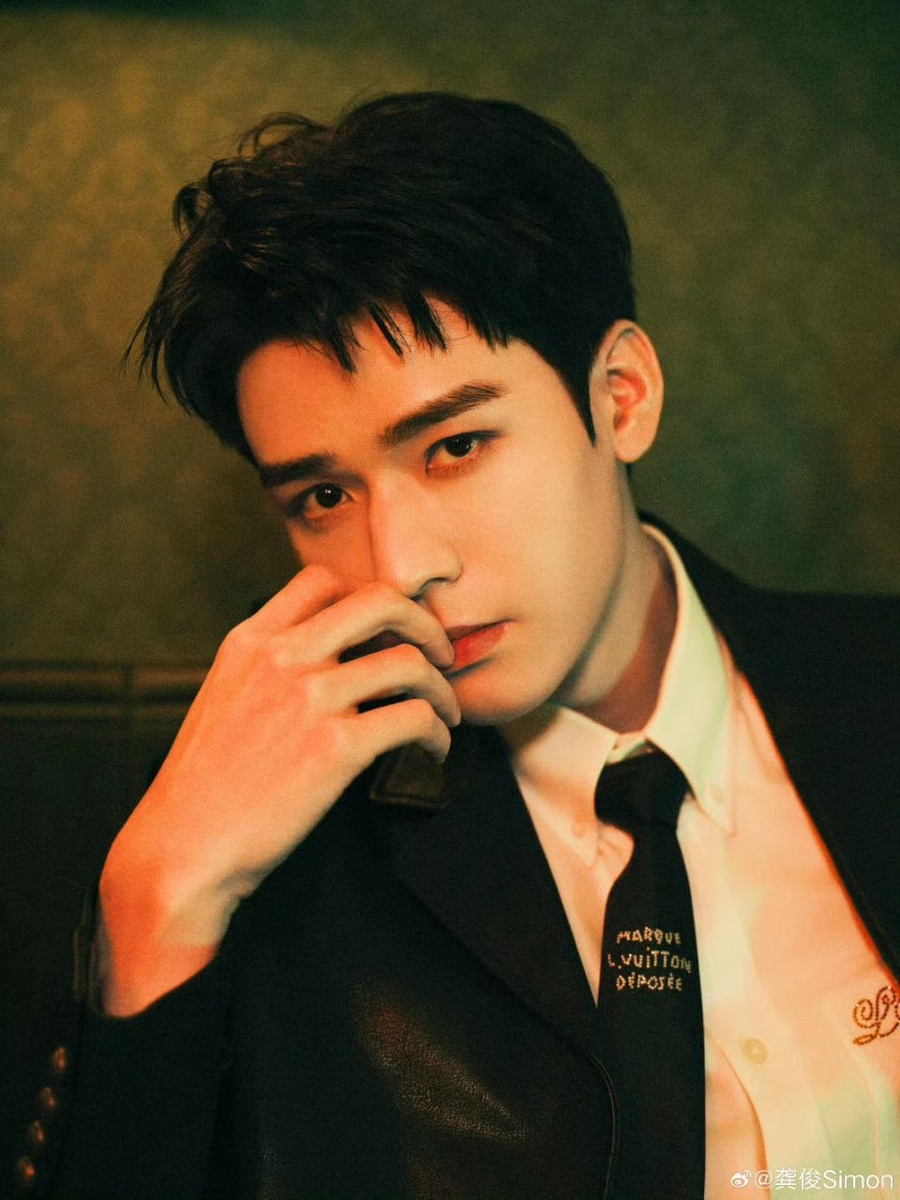 Актёр Гун Цзюнь. Листайте галерею...