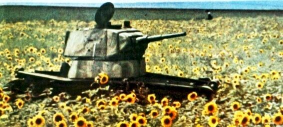 Брошенный неисправный советский танк Т-26 при отступлении советских войск в районе Сталинграда, 1942 г.