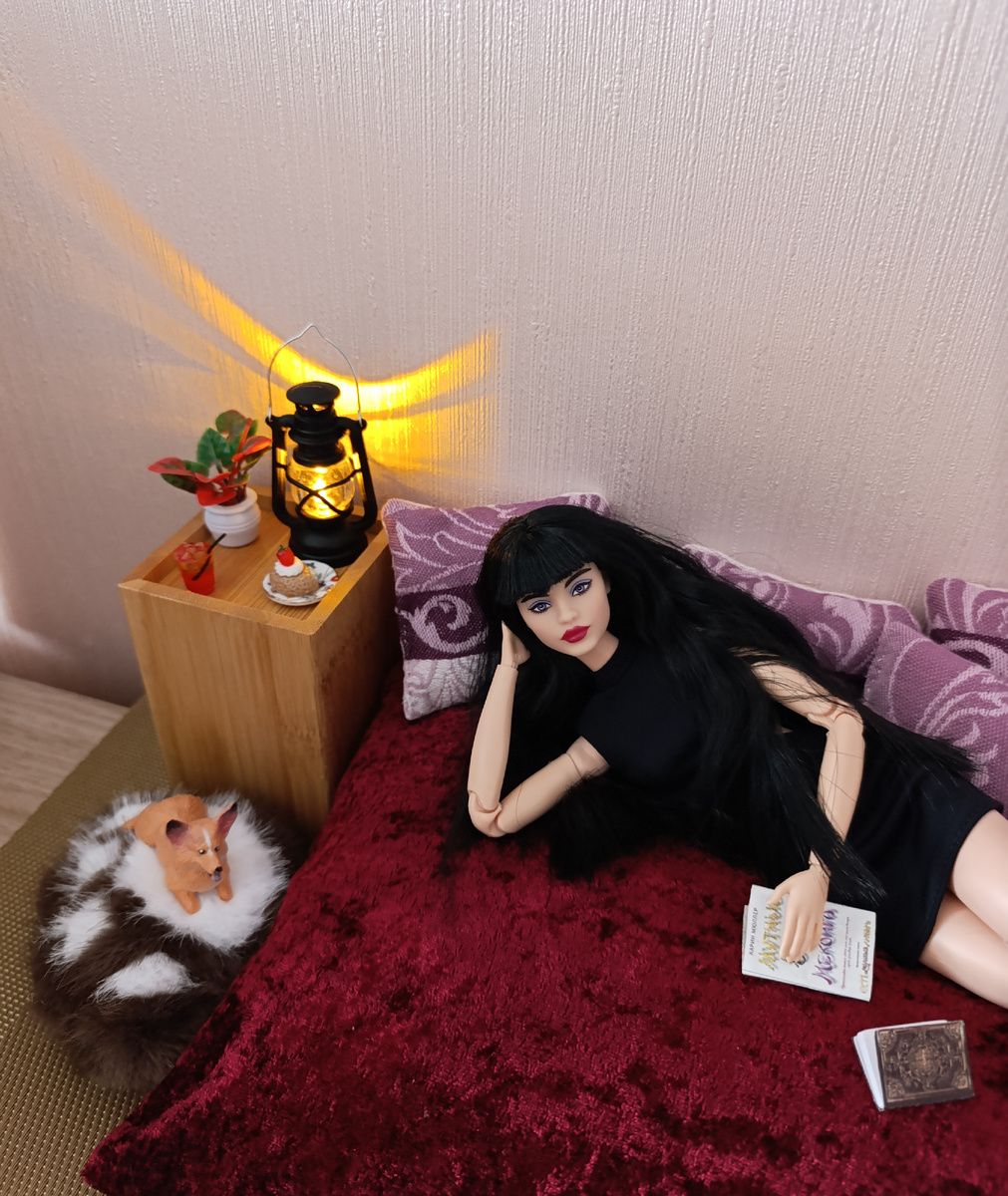 Она не скучала, читала книжечки разные со всеми знакомилась 