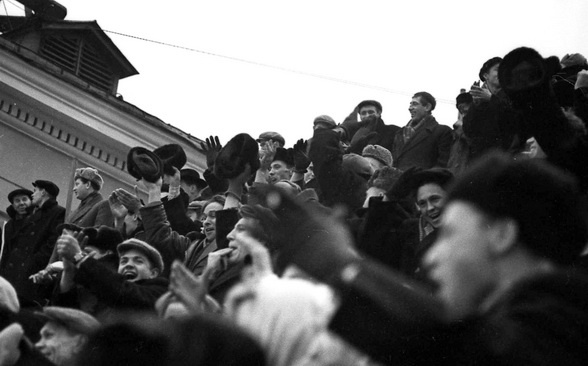 Болельщики во время хоккейного матча. 60-е годы