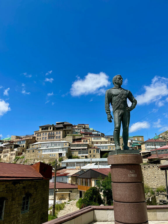 Памятник Али Алиеву в ауле Чох