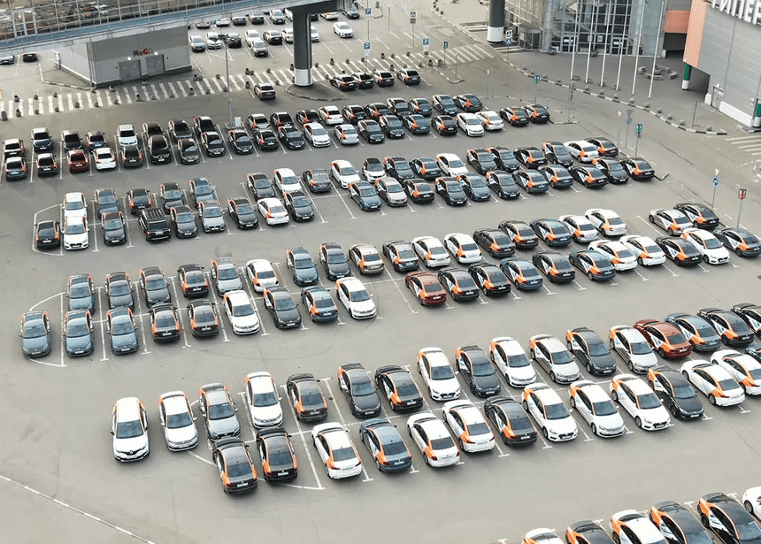 Парковка со множеством каршеринговых машин одного из крупных операторов. В крупных городах РФ автопарки каршеринга исчисляются тысячами авто (фото: Денис Воронин / Агентство «Москва»)