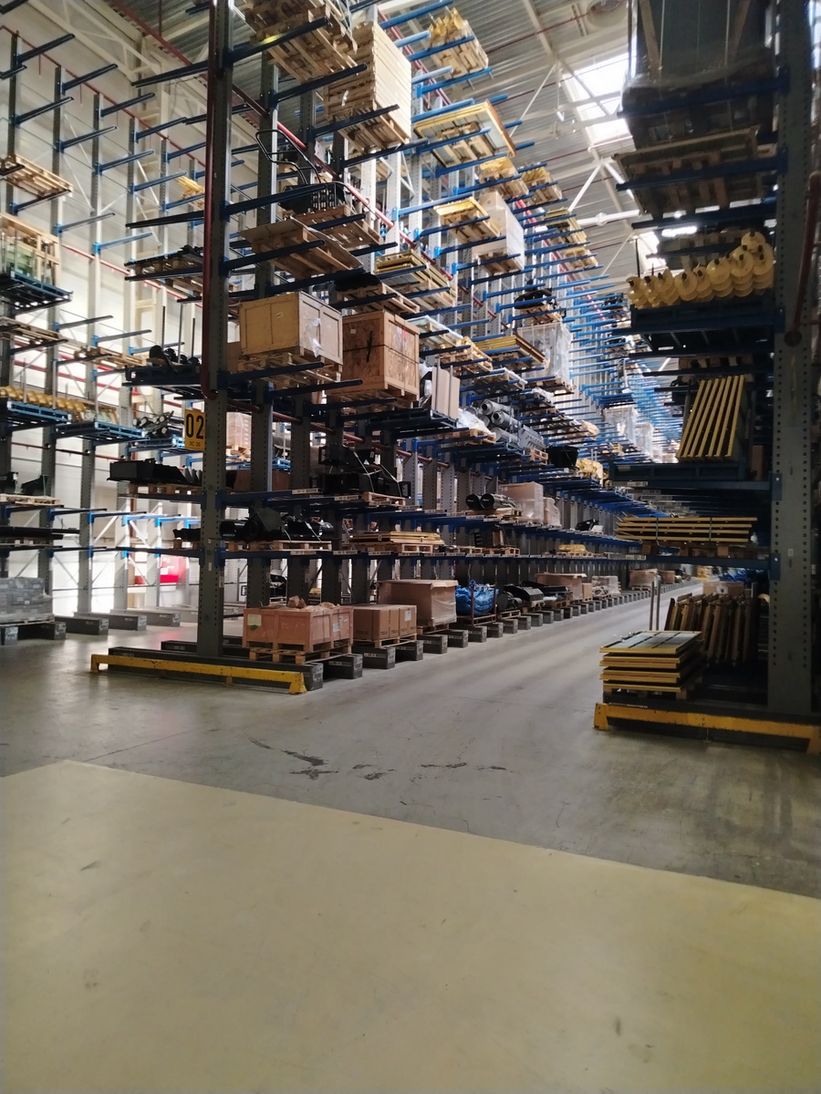 В заводских цехах и складах