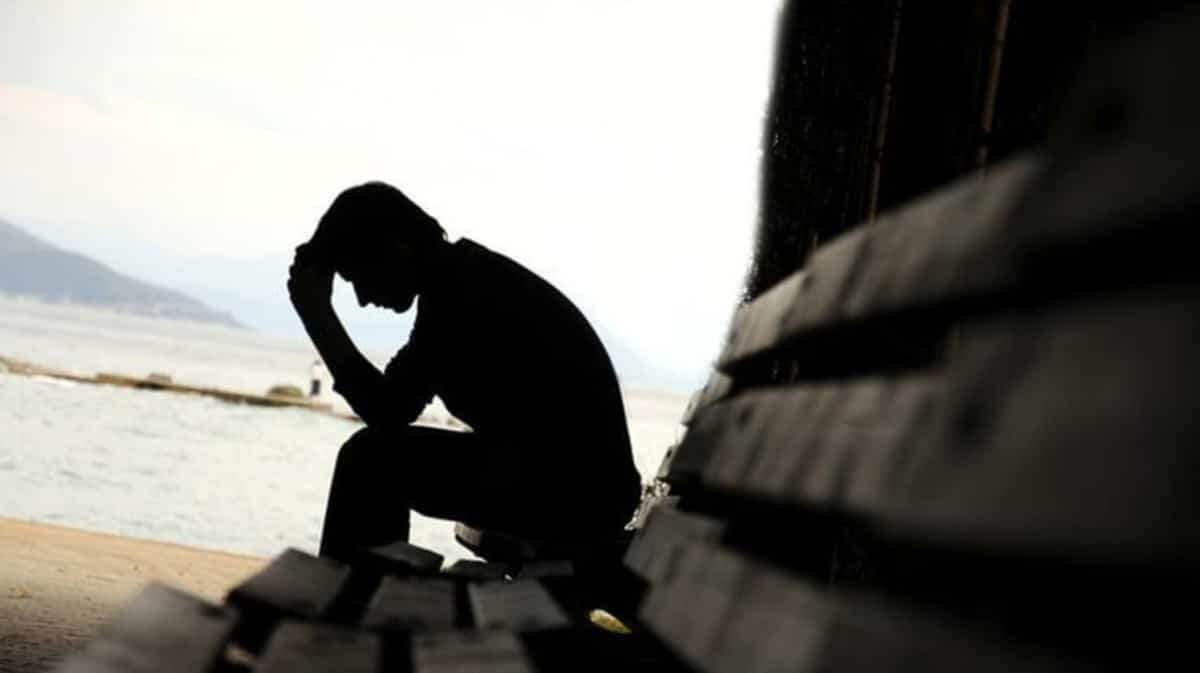    Несмотря на то, что люди c низкой самооценкой могут вести себя замкнуто и визуально буквально сливаться с толпой, не воспринимаясь окружающими как источник опасности, это не всегда так / © Healthyplace.com