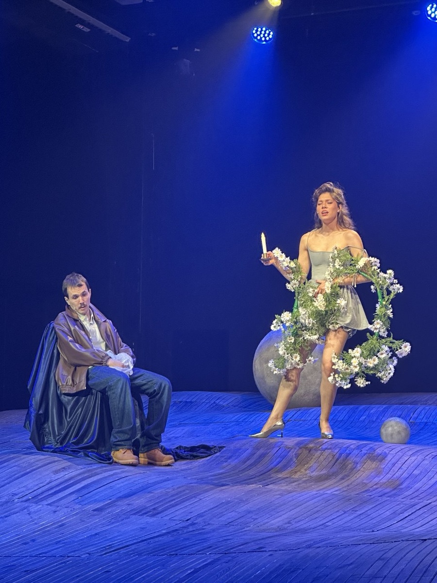 Лопахин и Дуняша (Илья Озолин и Элизабет Дамскер). Сцена из спектакля «Вишневый сон». Музей Москвы. Фото автора.