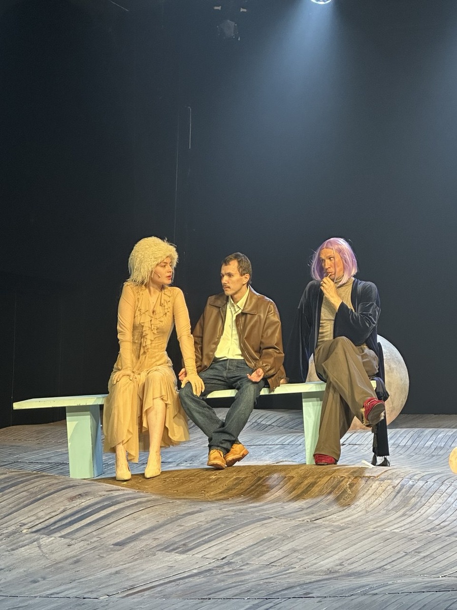  Раневская, Лопахин и Гаев. Сцена из спектакля «Вишневый сон». Музей Москвы. Фото автора.