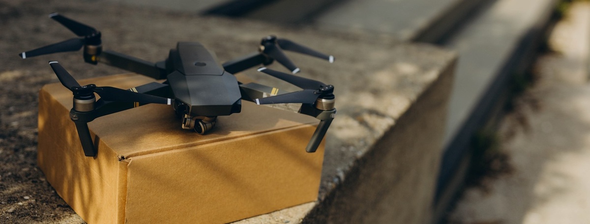    Доставка товаров с помощью дронов. Автор фото: Kateryna Mukhina / Shutterstock / FOTODOM