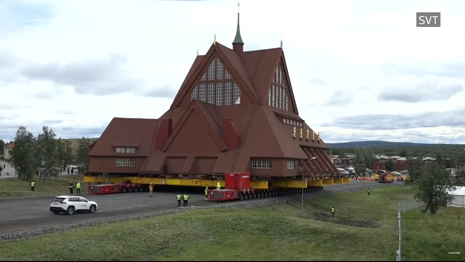    Перемещение церкви. Кируна, Швеция, 19 августа 2025 года. Снимок с видео. Автор фото: SVT