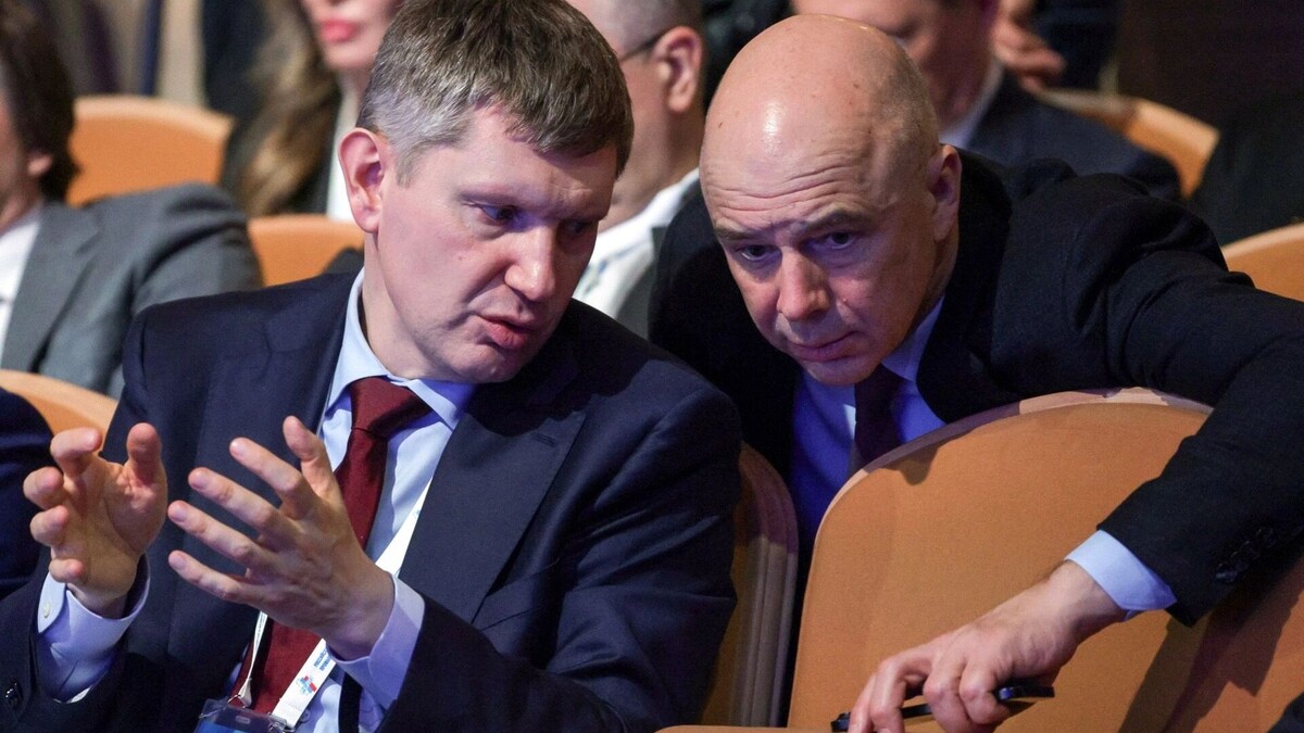 Министр экономического развития РФ Максим Решетников и министр финансов РФ Антон Силуанов (слева направо) говорят про экономический кризис, но формулировки используют разные. Автор: Гавриил Григоров. Источник: Пресс-служба президента РФ/ТАСС