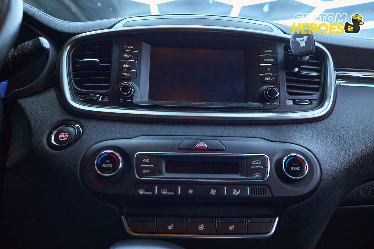 Источник изображения https://custom-heroes.ru/raboty/vid-uslugi/avtozvuk/kia-sorento-3-teper-s-flagmanskoy-teyes-cc4-pro/