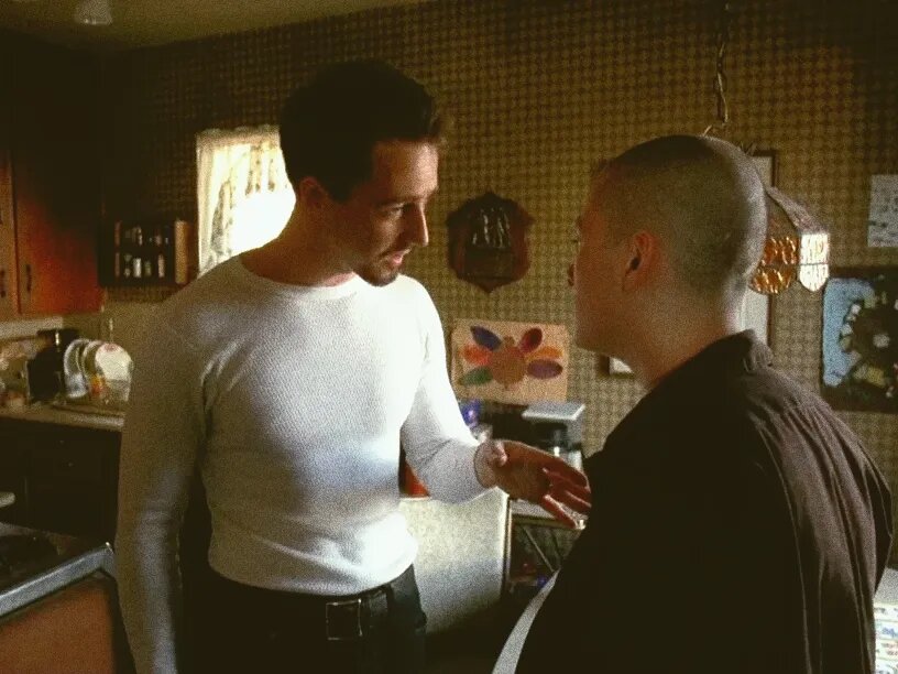 Эдвард Нортон и Эдвард Ферлонг в сцене из фильма "Американская история Икс"