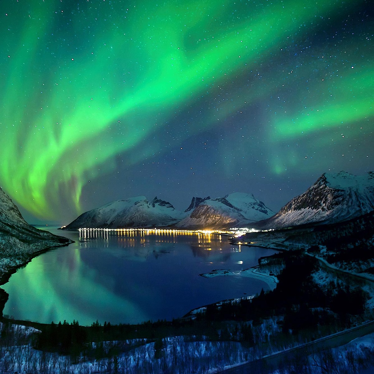 правда у нас ещё не зима, но сияние уже торопится озарять небосвод нашего края как и первый снег в горах