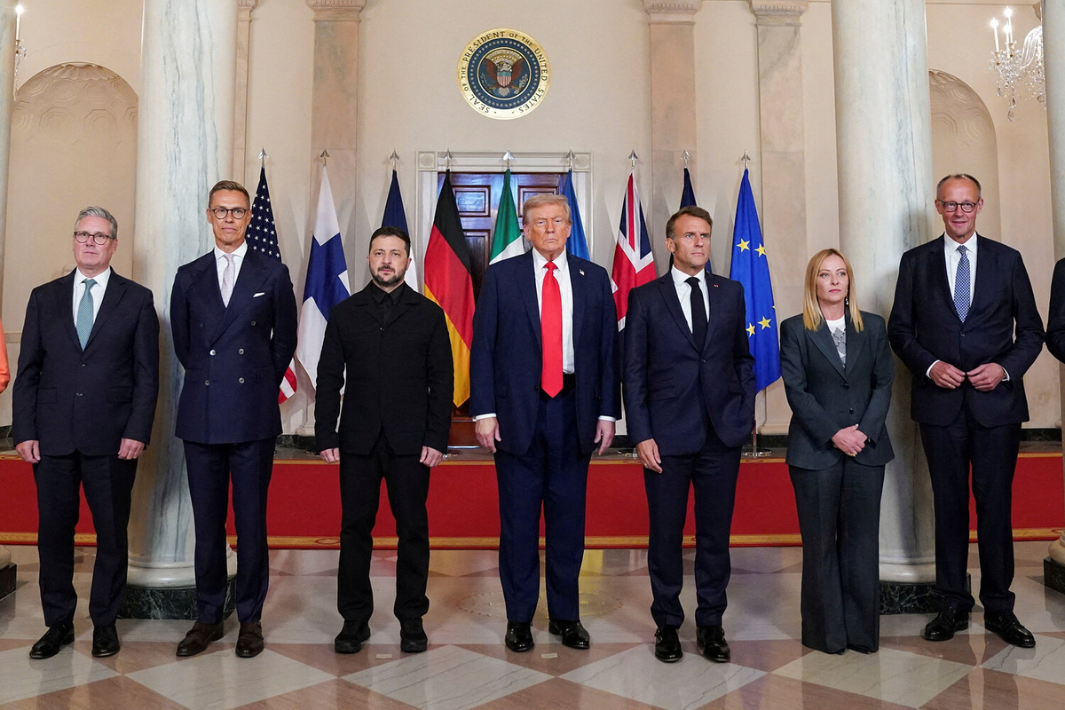 Президент США Дональд Трамп, президент Украины Владимир Зеленский, канцлер Германии Фридрих Мерц, президент Франции Эммануэль Макрон, премьер-министр Великобритании Кир Стармер, премьер-министр Италии Джорджа Мелони, президент Финляндии Александр Стубб перед переговорами в Белом доме, США, 18 августа 2025 года  