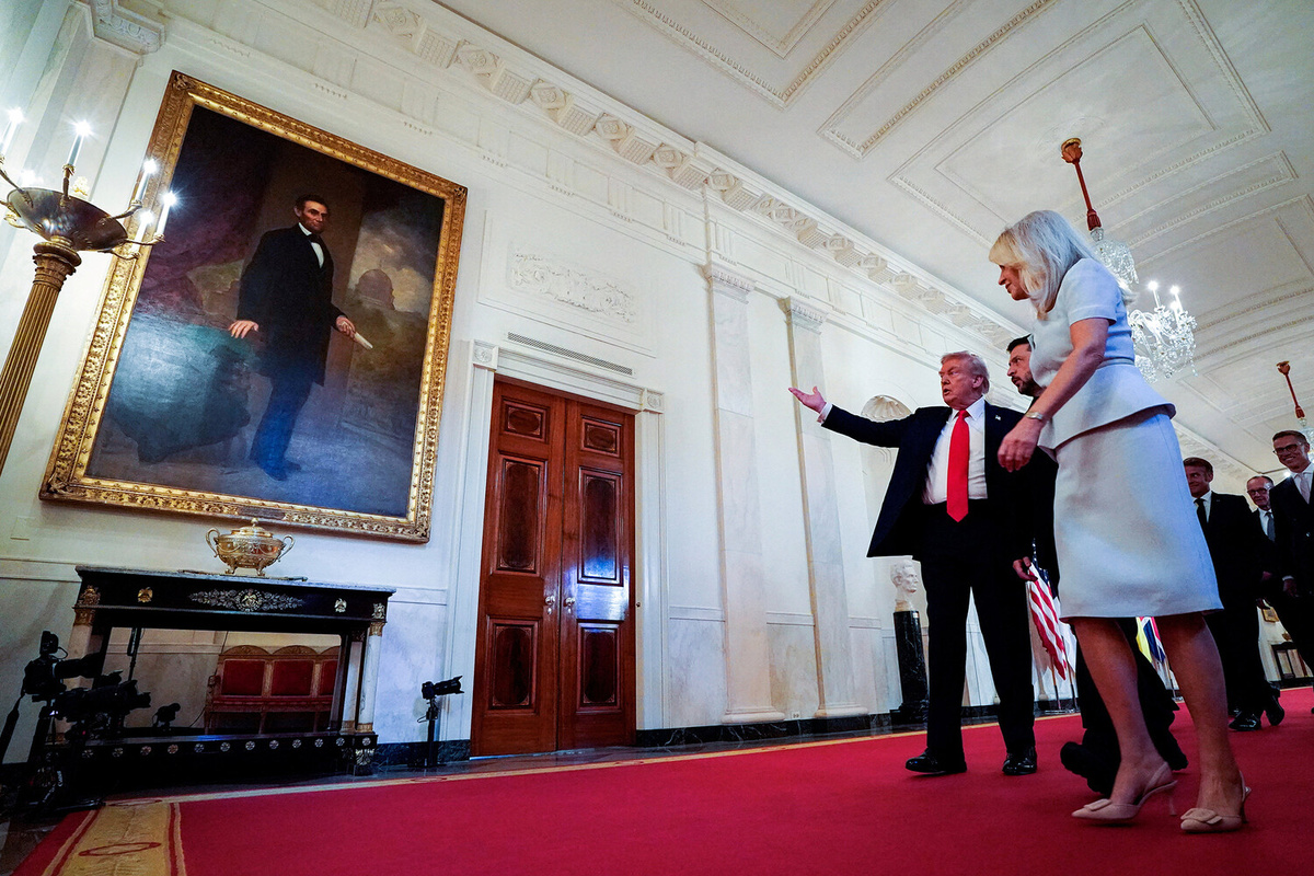 Президент США Дональд Трамп показывает президенту Украины Владимиру Зеленскому портрет бывшего президента США Авраама Линкольна перед переговорами с участием европейских лидеров в Белом доме, США, 18 августа 2025 года    📷