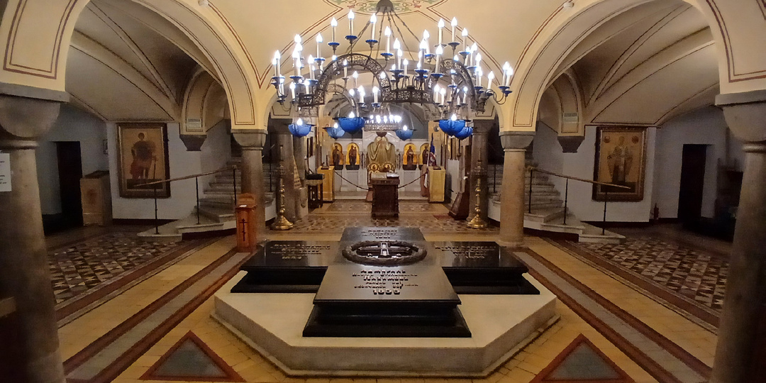 "УСЫПАЛЬНИЦА АДМИРАЛОВ". Владимирский собор в Севастополе