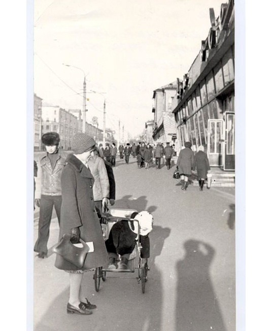  У магазина «Дом одежды» на ул. Ленина. Ижевск, 1974-1975 года. Фото: Владимир Кошаев, goskatalog.ru