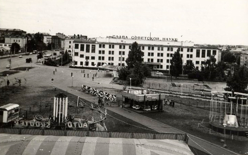  Перекресток улиц Удмуртской и Красногеройской около УдГУ. 1978 год. Фото: Музей Ижевска, goskatalog.ru